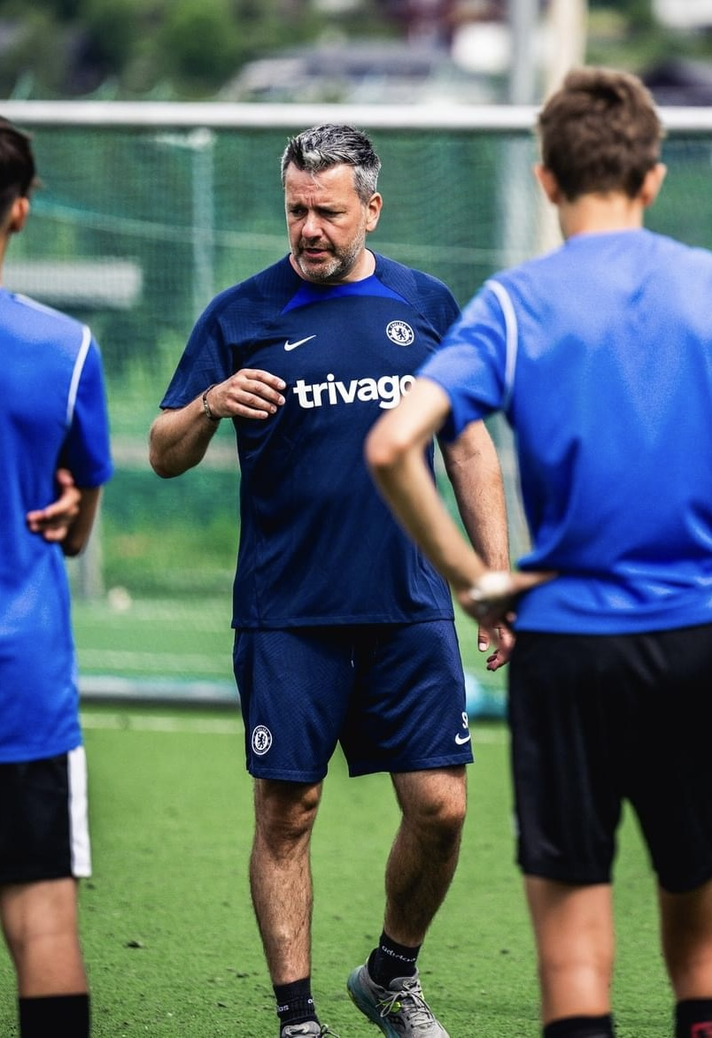Rusty coaching players in Chelsea training kit
